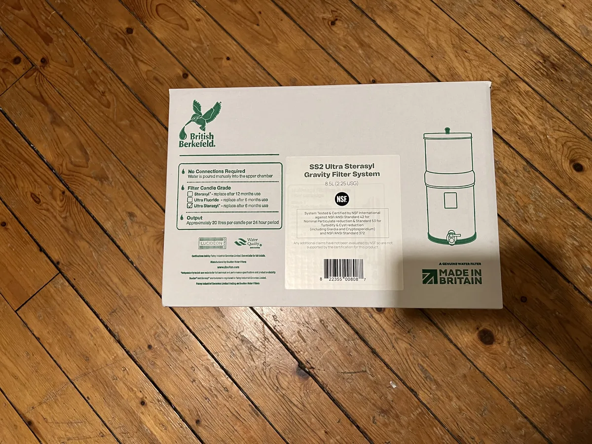Filtre à eau par gravité British Berkefeld installé en cuisine